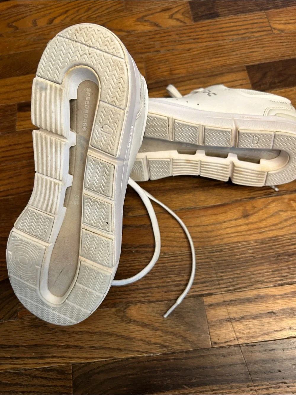 On Running ‘The Roger’ Women’s white Low-Top Sneakers(Roger Federer)Great shoes